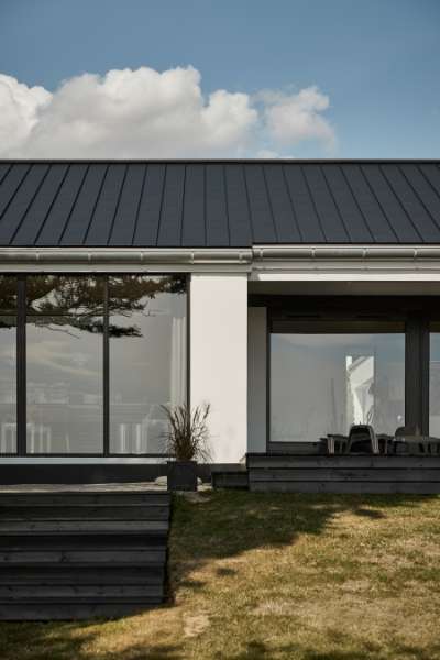 A very fine roof and façade solution on Funen, Strandvej 54B, Ballen, 5762 Vester Skerninge